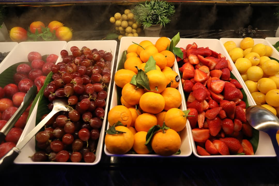 Plateau de fruits frais et colorés